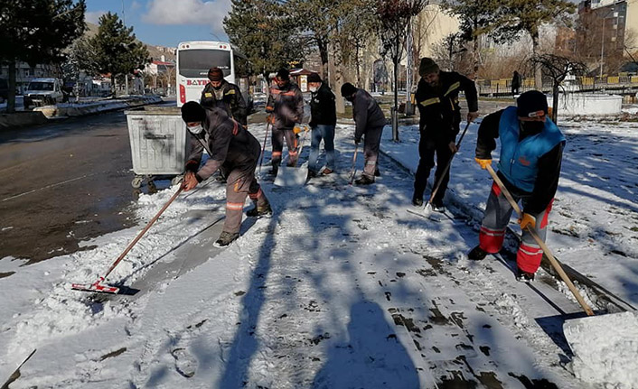 Bayburt’ta Yoğun Kar Yağışı Sonrası Sokaklar ve Köy Yolları Temizlendi