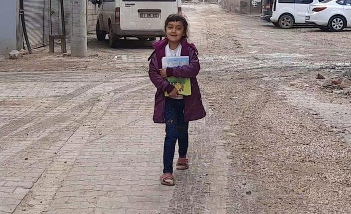 7 yaşındaki Şeymanur canlı derslere katılmak için her gün 1 kilometre yürüyor