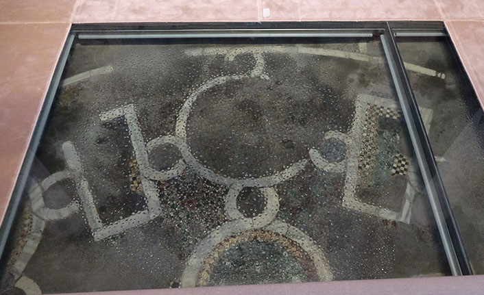 Ayasofya'da cam döşeme içine alınan mozaikler neredeyse gözükmüyor