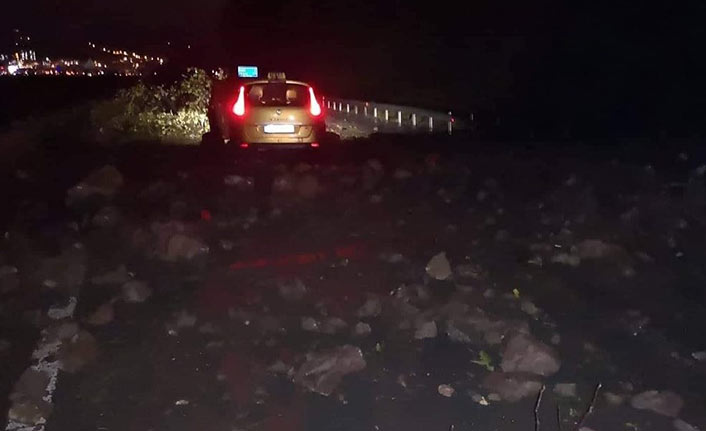 Hopa’da heyelan Karadeniz Sahil Yolu’nu kapattı, trafik açıldı