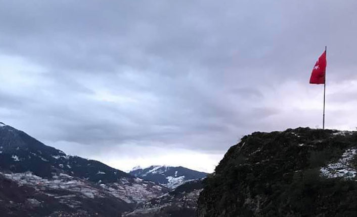 Maçka'daki krizde son perde! O tepeye bayrak yeniden asıldı