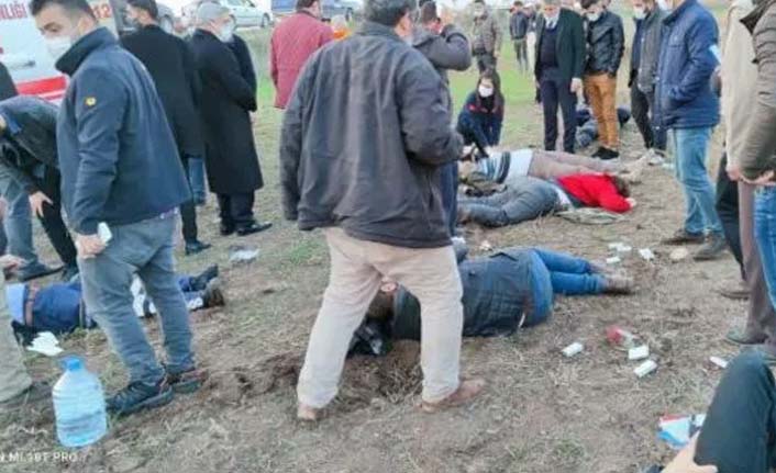 Sağlık personelini taşıyan araç şarampole devrildi: 1 ölü, 12 yaralı