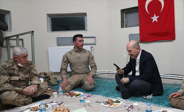 Bakan Soylu yeni yıla askerlerle girdi