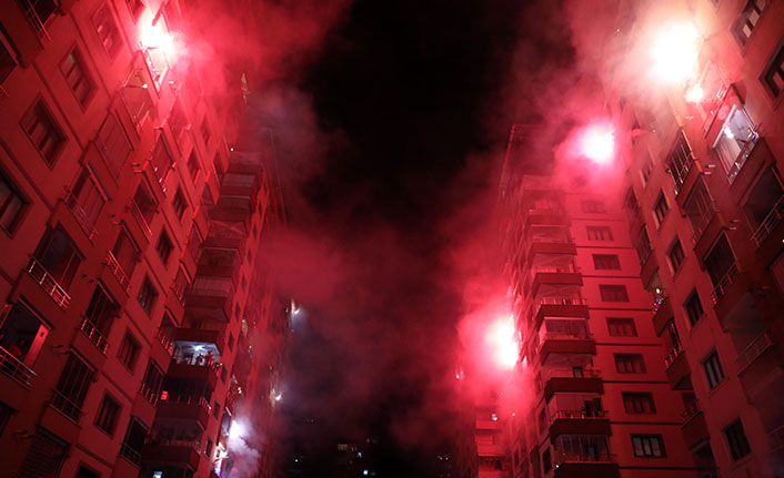 Trabzon'da balkondan müzik yayını için izin alamayan dj bakın ne yaptı