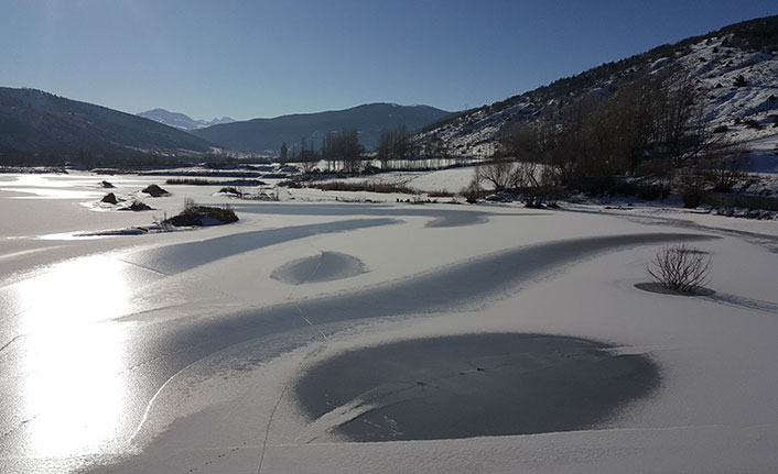 Bayburt'ta göl ve akarsular dondu