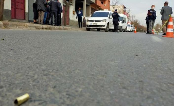 Cinnet getiren kadın kocasına mermi yağdırdı