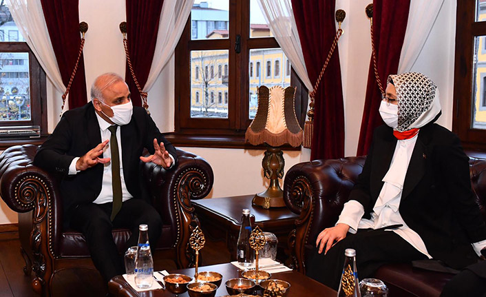 Genel Başkan Çam Büyükşehir Belediyesini ziyaret etti