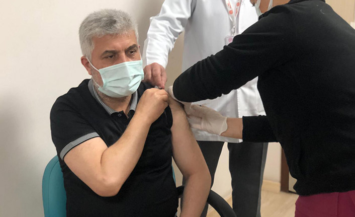 Adnan Günnar koronavirüs aşısı oldu