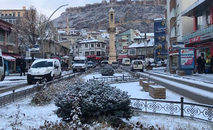 Bayburtlular güne kar yağışıyla uyandı