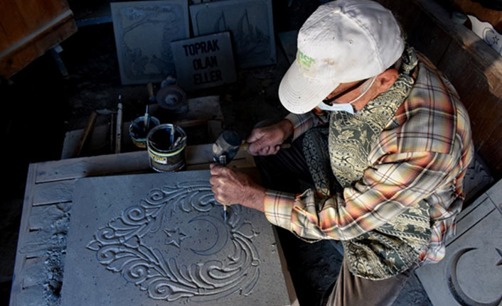 Trabzon'da taş oymacılığı ustası kendi mezar taşını da hazırladı