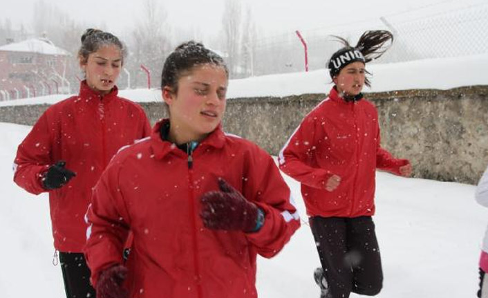 Dondurucu soğukta olimpik yarışlara hazırlanıyorlar