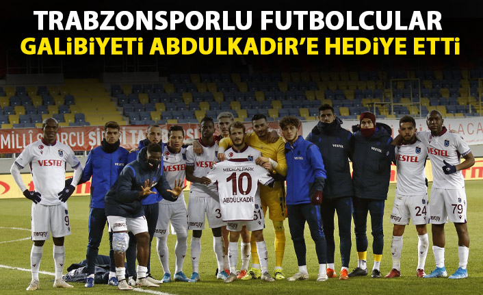 Trabzonsporlu futbolcular galibiyeti ona hediye etti