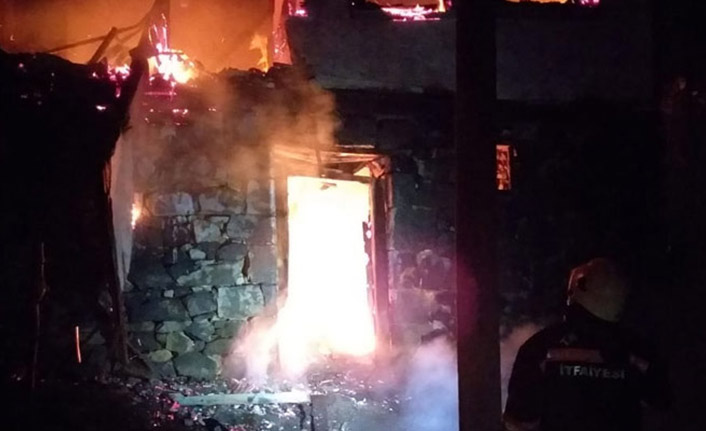 Trabzon'da bir ev küle döndü