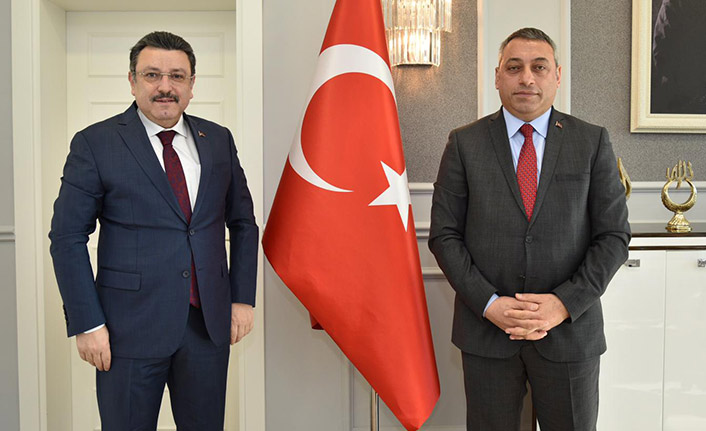 Selahaddin Çebi, istifa dilekçesini Genç’e sundu