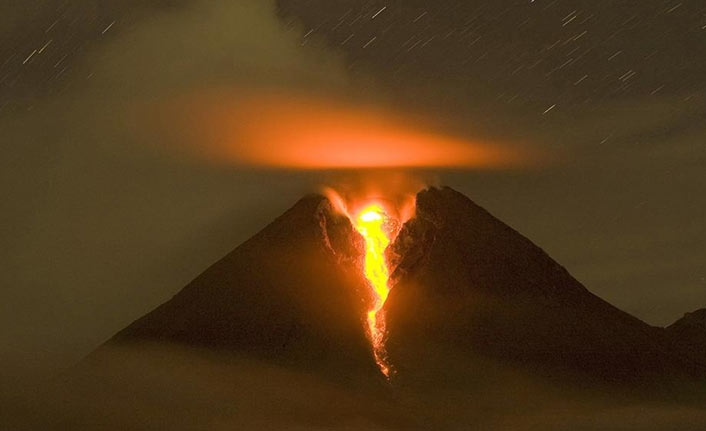 Endonezya'da Merapi Yanardağı'nda patlama