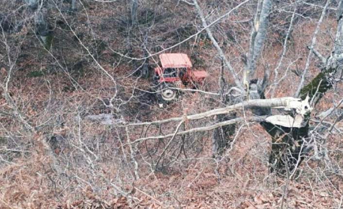 Traktör uçuruma yuvarlandı: 4 yaralı
