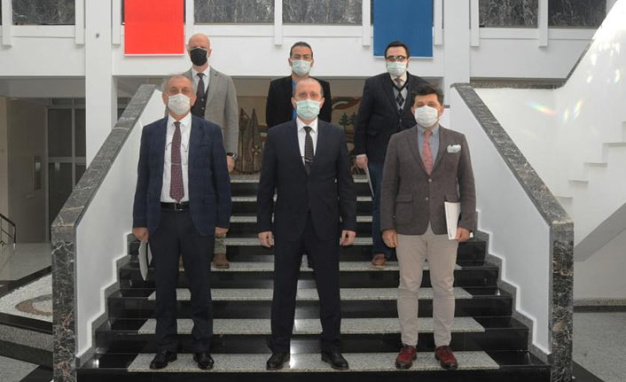 KTÜ'lü akedemisyenlere teşekkür plaketi