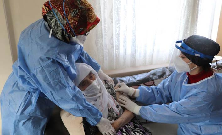 108 yaşındaki nineye koronavirüs aşısı