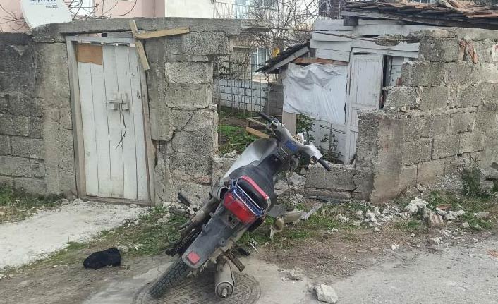 Polisin dur ihtarına uymadı duvara çarptı