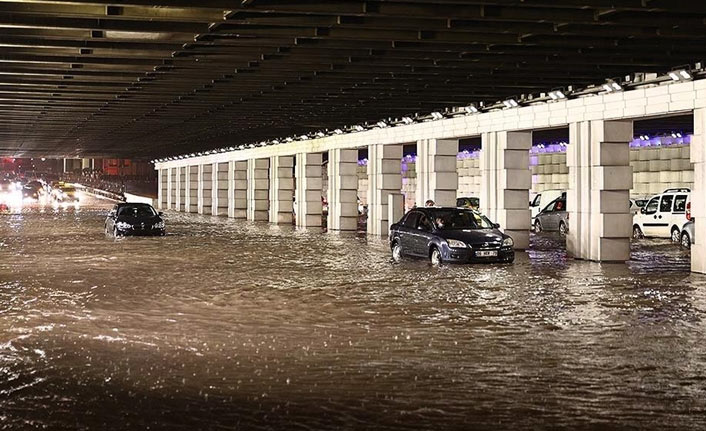 İzmir'e sağanak vurdu