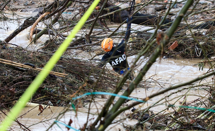 İzmir'deki selde can kaybı arttı