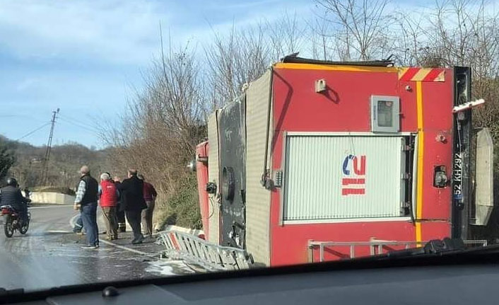 Fatsa’da İtfaiye Aracı Devrildi: Üç İtfaiyeci Yaralandı