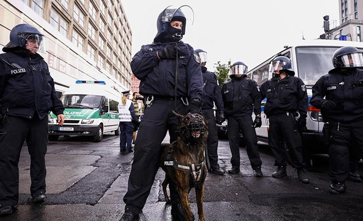 Almanya'da polis 17 yaşındaki Türk kızını ve babasını hastanelik etti