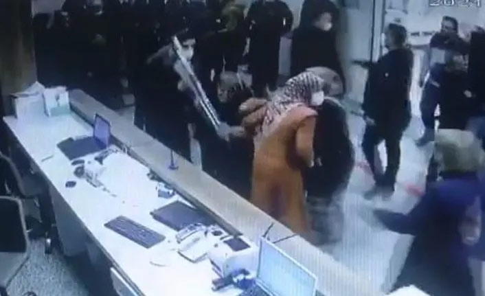 20 kişilik grup sağlık çalışanlarına saldırdı