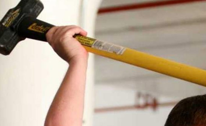 Eşini balyozla öldürdü