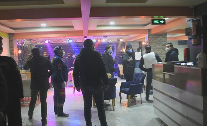 Mühürlü kafede parti yaparken yakalandılar