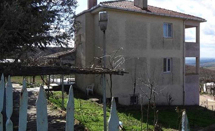 Cinnet getirdi, hem öz hem de üvey annesini öldürüp intihar etti