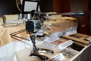 Meyve sıkacağında para bastı