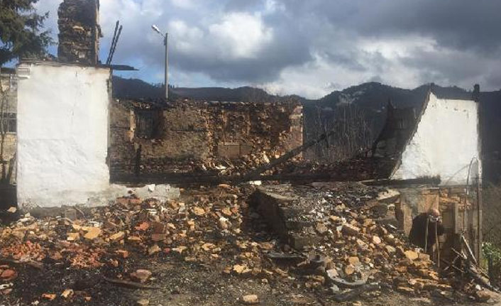 Giresun'da 4 yıl arayla dede ve baba yadigarı evleri yandı.03.03.2021