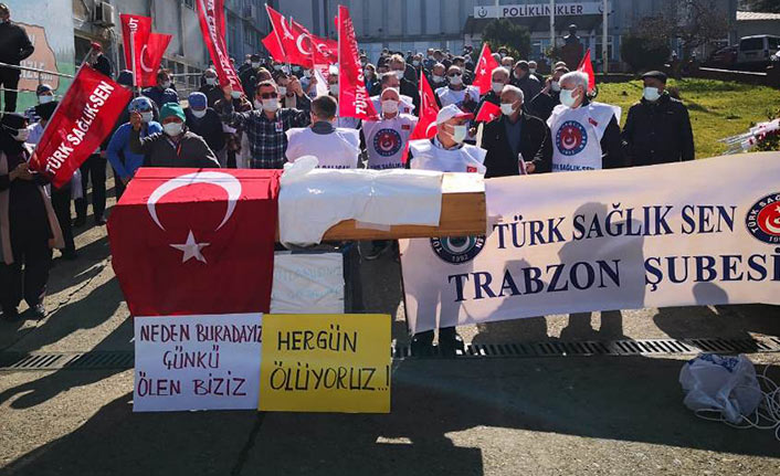 Trabzon’da hastane önünde tabutlu eylem