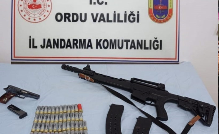 Yol kontrolünden kaçtı, araçtan ruhsatsız silahlar çıktı