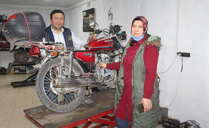 Eşine yardım için gitti motosiklet tamir ustası oldu