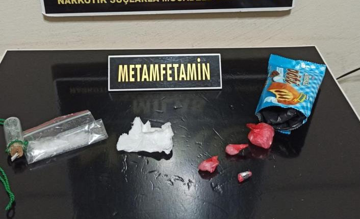 Kek paketinde uyuşturucu ile yakalandı