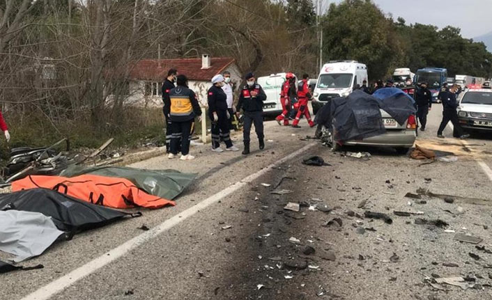 Muğla'da tırla otomobil çarpıştı: 5 ölü