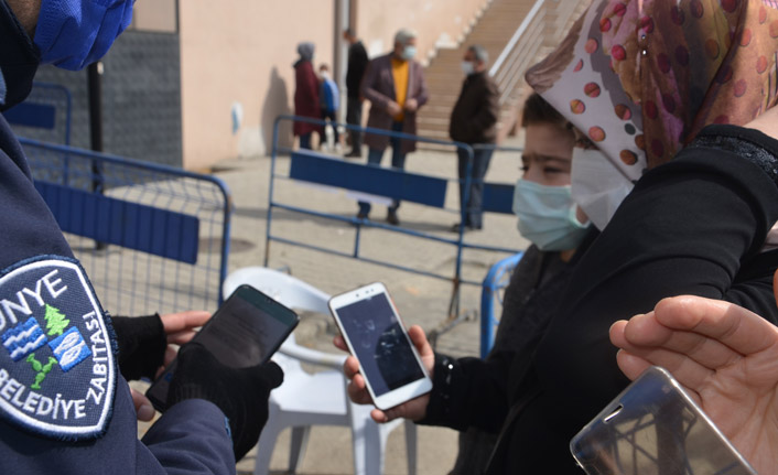 Ordu'da pazarda maske ve HES kodu denetimi