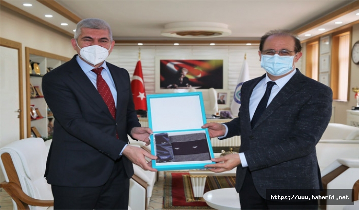 Kütüphaneler Daire Başkanı Tuğlu’dan Bayburt rektörüne ziyaret