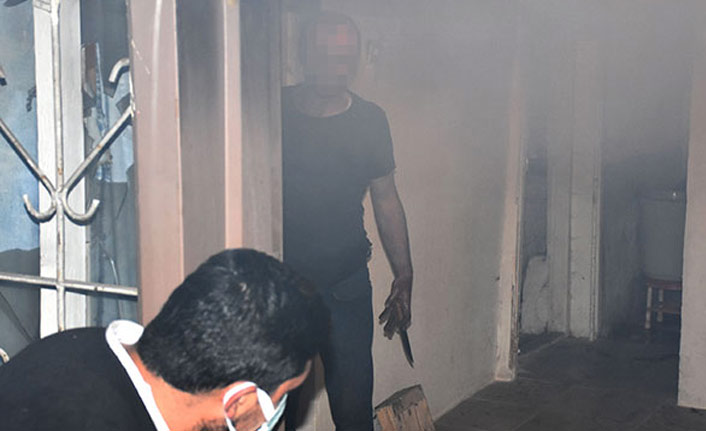 Evini ateşe verdi; itfaiyeyi elinde bıçakla karşıladı