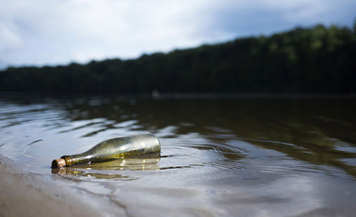 Kanada’da şişeden çeyrek asırlık not çıktı