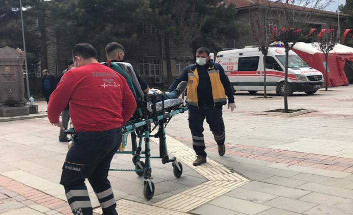 Elazığ'da yaralılara ilk yardım aşı çadırında yapıldı