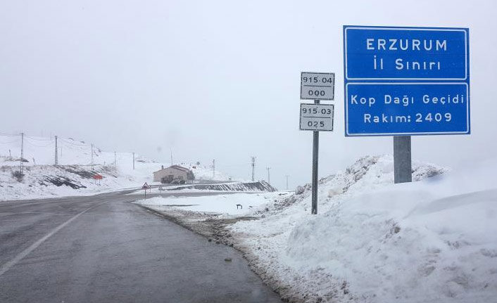 Kop Dağı Geçidi'ni kar ve tipi vurdu