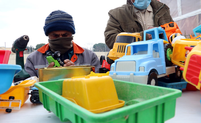 Gönüllüler oyuncakları onardı, çocukların yüzü güldü