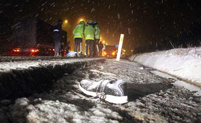 Otobüsten indirildi, yolun karşısına geçerken kamyon çarptı!
