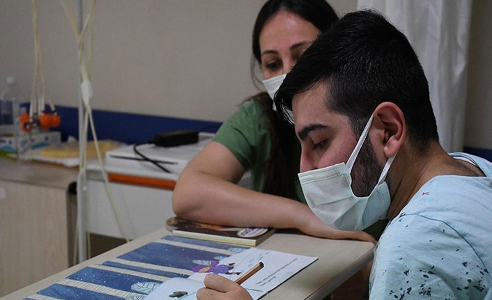 Tedavi olmaya gitti, hastanede okuma yazma öğrendi