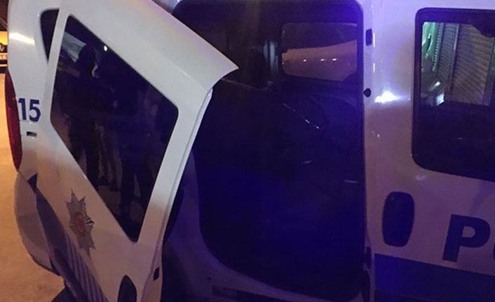 Tekme attı, ekip otosunun sürgülü kapısını yerinden çıkardı