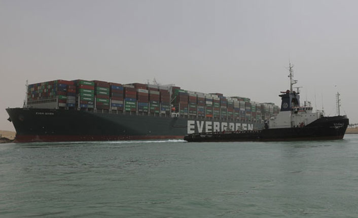 Süveyş Kanalı'nda sıkışan gemi hala kurtarılamadı