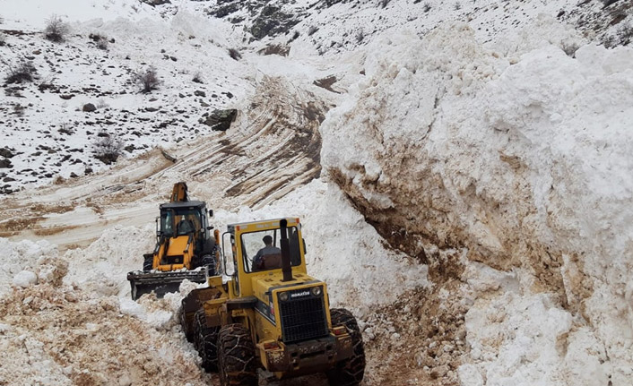 Bayburt’ta çığ paniği: 5 metrelik kar temizlendi, yol ulaşıma açıldı